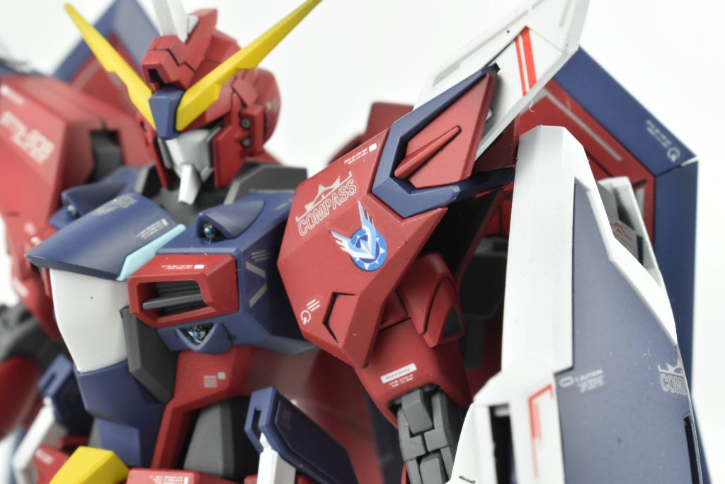 まず上半身は頭部のアンテナや肩部の白いパーツをシャープにしています。胸部の4つのセンサー？部分もクリアブルーで色分けを行いました。