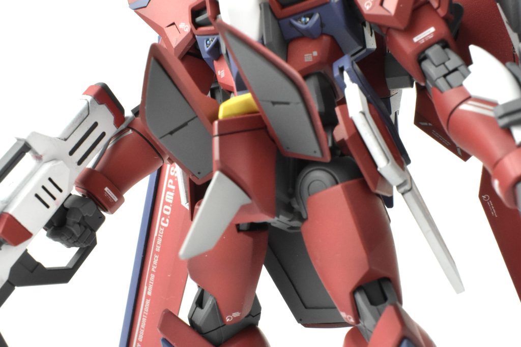 下半身部分はスカート裏に肉抜きがあったので、プラ板でディテールを追加して埋めています。