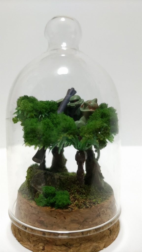 ［ 密林のザク|| ］08小隊に出てくるザク||のシーンを参考に作ったジオラマです。草木や地面、台座は100円ショップで手に入る素材を使っています。