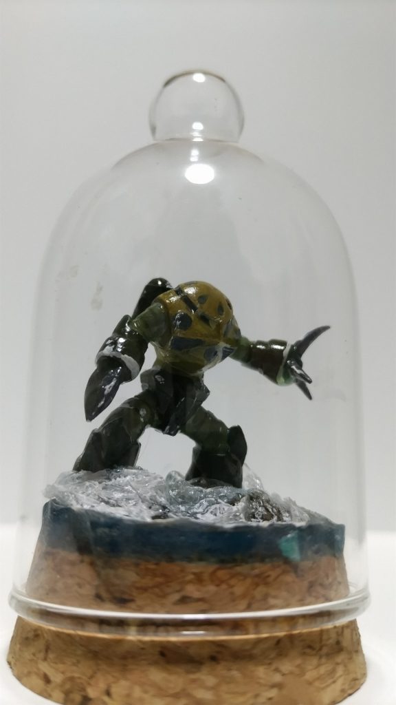 水の表現には、100円ショップのレジンと食品ラップを使い立体的な波を作っています。それっぽく見えますかね?