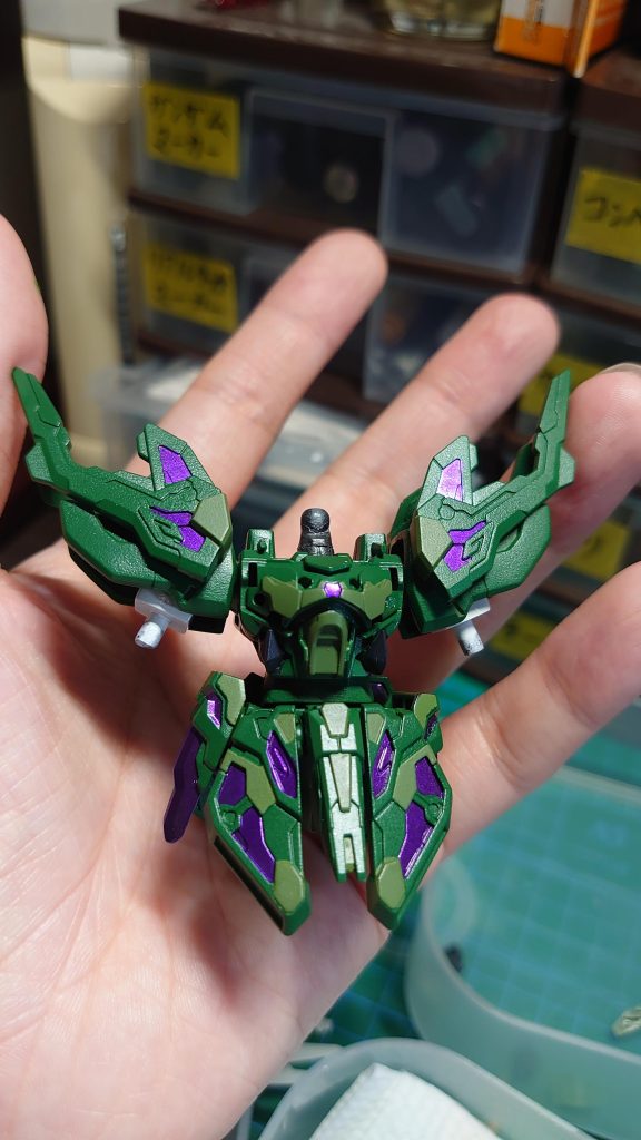 細かい塗り分けにはマスキングゾルを使用。マスキングゾルは今回初めて使用したのでトライアンドエラーの繰り返しでしたが、その分上手くいったときの達成感は凄かったです。