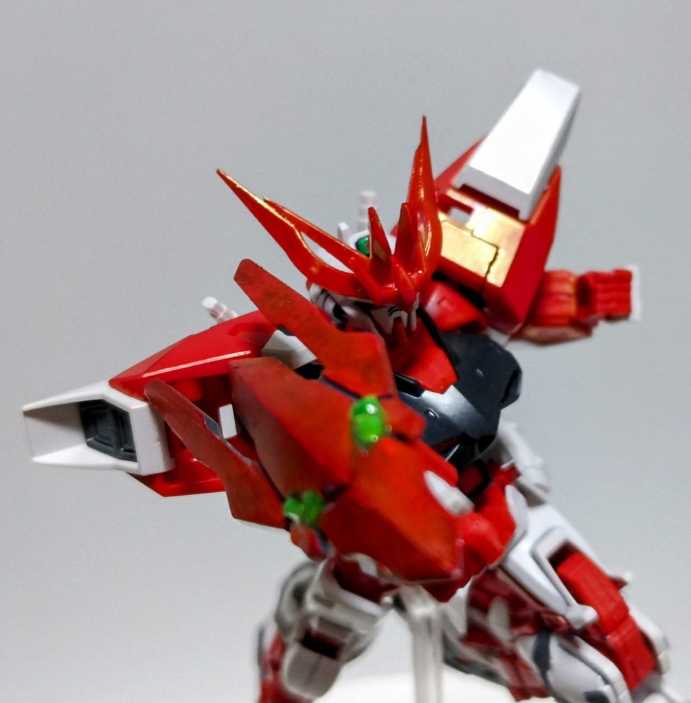 赤竜拳レッドストレート　分離した赤竜を拳に纏い強烈な一撃を放つ必殺技。武装が破壊されたときの緊急兵装でもある。