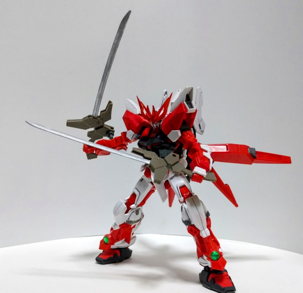 竜翼刀バックパックにマウントされた対艦刀。オーガジンクスのヒート剣の柄と戦国アストレイの刀の刀身をミキシングしました。