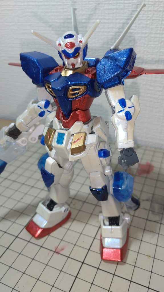 正面全体カラーはクレオスパール系塗料サファイアブルーを仕様、部分カラーはクレオスGXメタリックブルー、GXメタリックレッド、GXレッドゴールド、クリアブルーを使用。