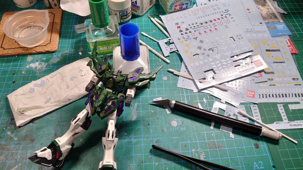 今回は細かい塗り分けや、これまでに無い種類と量を使ったデカール貼りなどに挑戦してみました。貧乏性のせいでなかなか新しいデカールの開封をしなかったのですが、今回は思い切って様々な種類のデカールを使用しました。各所のモールドに沿って貼っていく作業は数も多くて大変でしたが、苦労の甲斐もあって納得のいく物となりました。