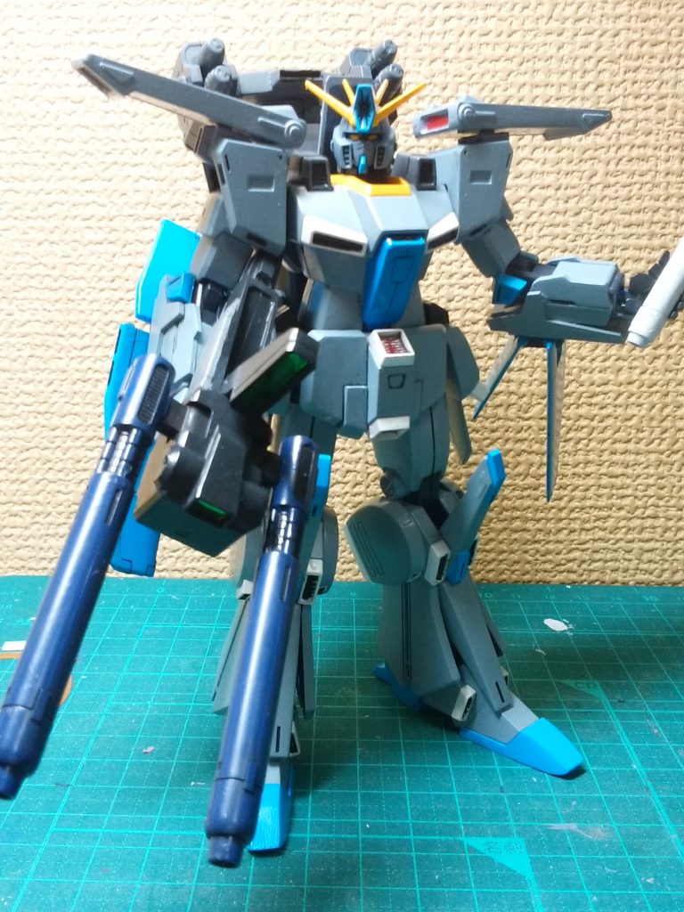 左腕の肘関節部分、弐重関節っぽく改造してみたけど、思ったほど曲がらなかったのはいい思い出（笑）それにしても、左手のサーベル持ち手が、なぜZZに付かなかったのか不思議。