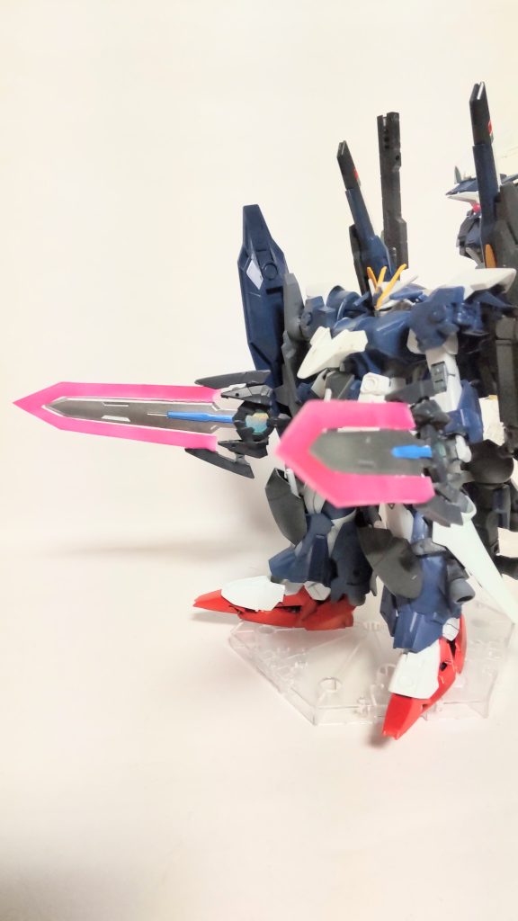 剣の鍔にデュートリオンビーム受信機とEパックが搭載されており、任意でビーム刃を展開できる。Eパックのエネルギーが不足しても、デュートリオン充電をすれば何度でも使用できる。