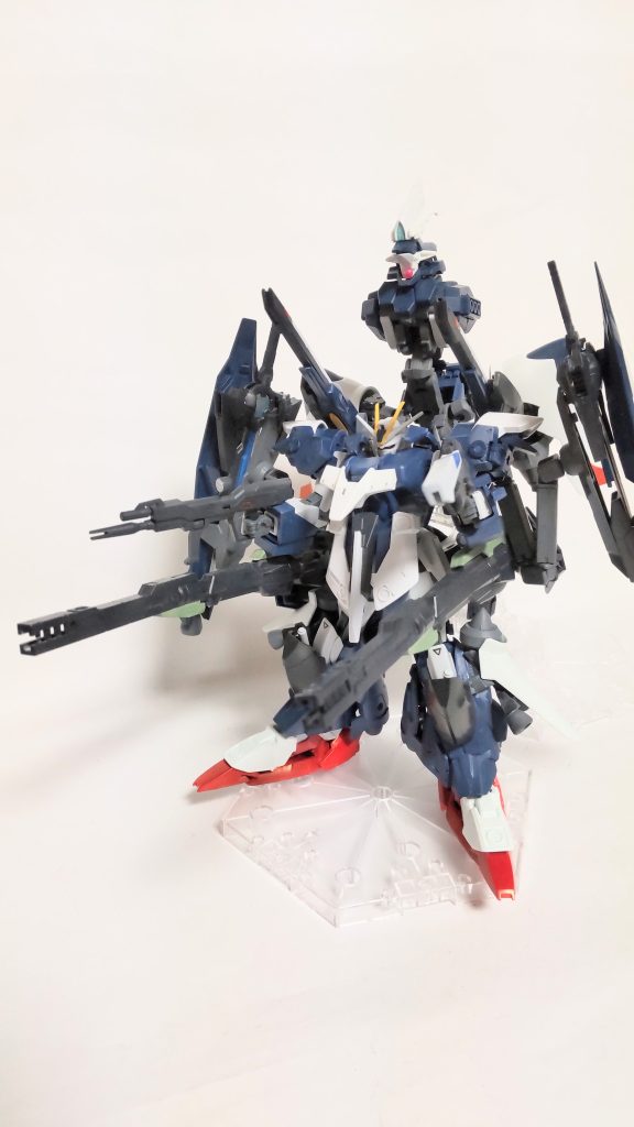 2丁のビームライフルを加えてフルバーストちなみに砲撃戦を行うときは、バックパックの頭部がせり上がり、マルチロックオンシステムをインパルスに付与することができる。