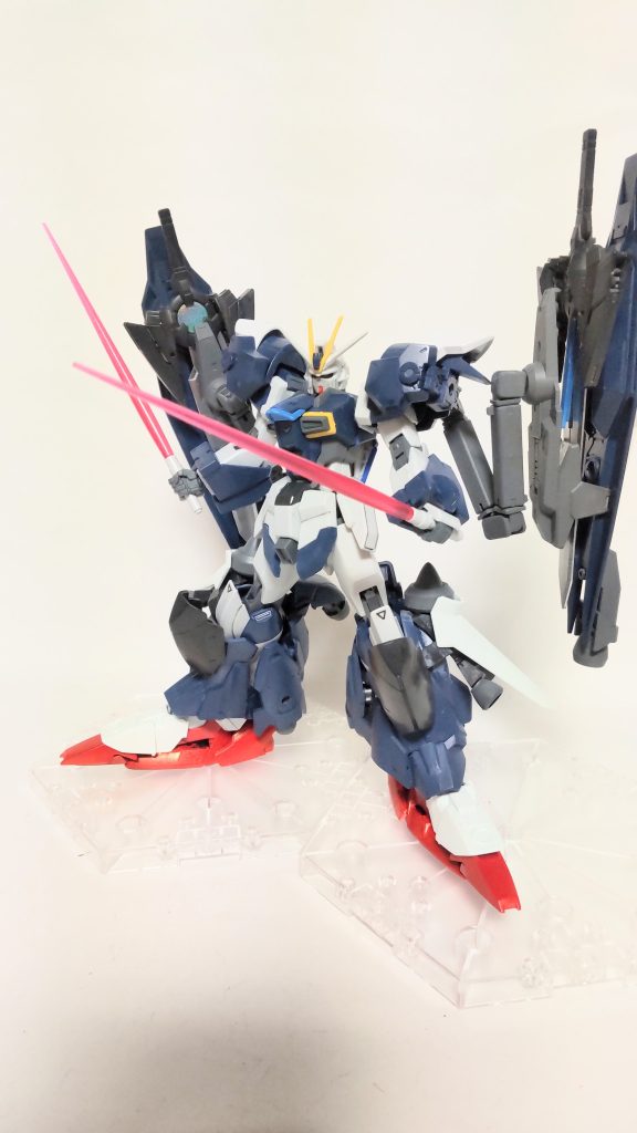 膝アーマーの裏に仕込んだ2本のビームサーベル。