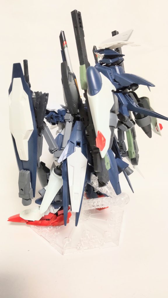 インパルスガンダムとI.W.S.S/FAが合体した姿。機体重量の増加で移動速度が低下しないよう、機体各所にバーニアが施されている。