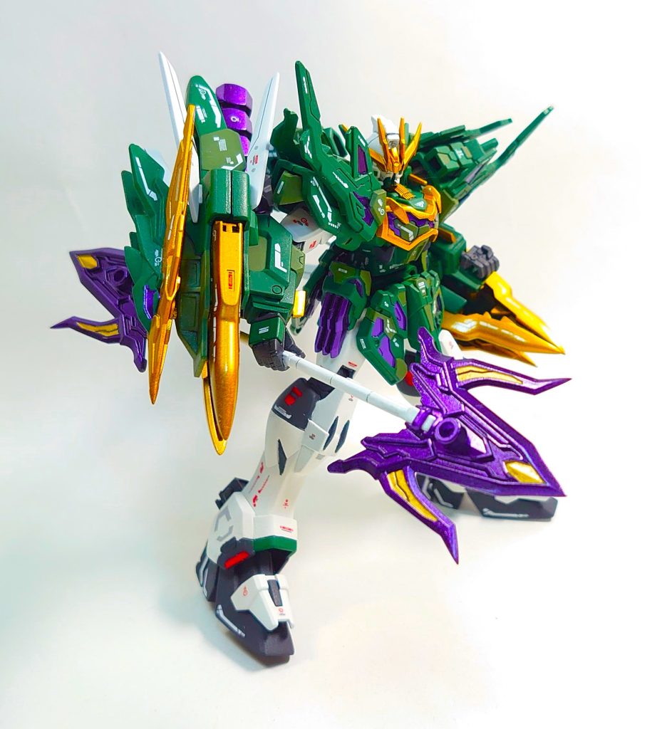 張郃アルトロンの持つ『両尾鋭槍』はナタクのツインビームトライデントの柄とミキシングし、キャンディ塗装しました。オリジナルガンプラとしての設定としては、『ガンダムOOシリーズにおけるGNソード系の技術を参考にし、ビームサーベルと実体武器両方の性質を持たせた物』となっております。一切の射撃武器を廃したのでこれくらい便利な武器があっても良い…はず…