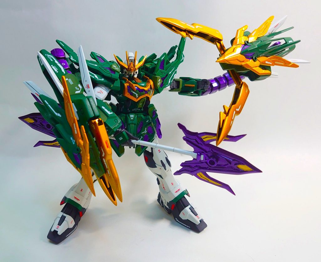 ドラゴンハングと腕を繋げる伸縮自在のアームは強度を上げ、さらに上からビームコーティングを施して防御力を高めています。また、張郃アルトロンの持つ大技である『双突牙撃』も本来なら両尾鋭槍との合体が必要ですが、ドラゴンハングと無尽双頭が合体したことによってこの常態でも繰り出すことが出来ます。