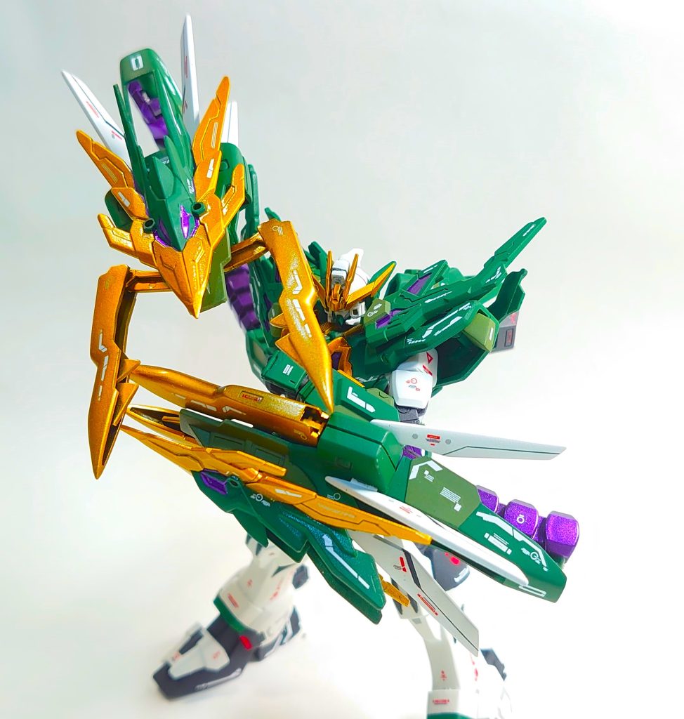 ドラゴンハングのゴールド部分は、強度の見直しとビームコーティングが施されてる設定です。飛び道具が無いのと近接戦闘がメインの機体なので、防御を高める設定はなるべく多くしたいところ…