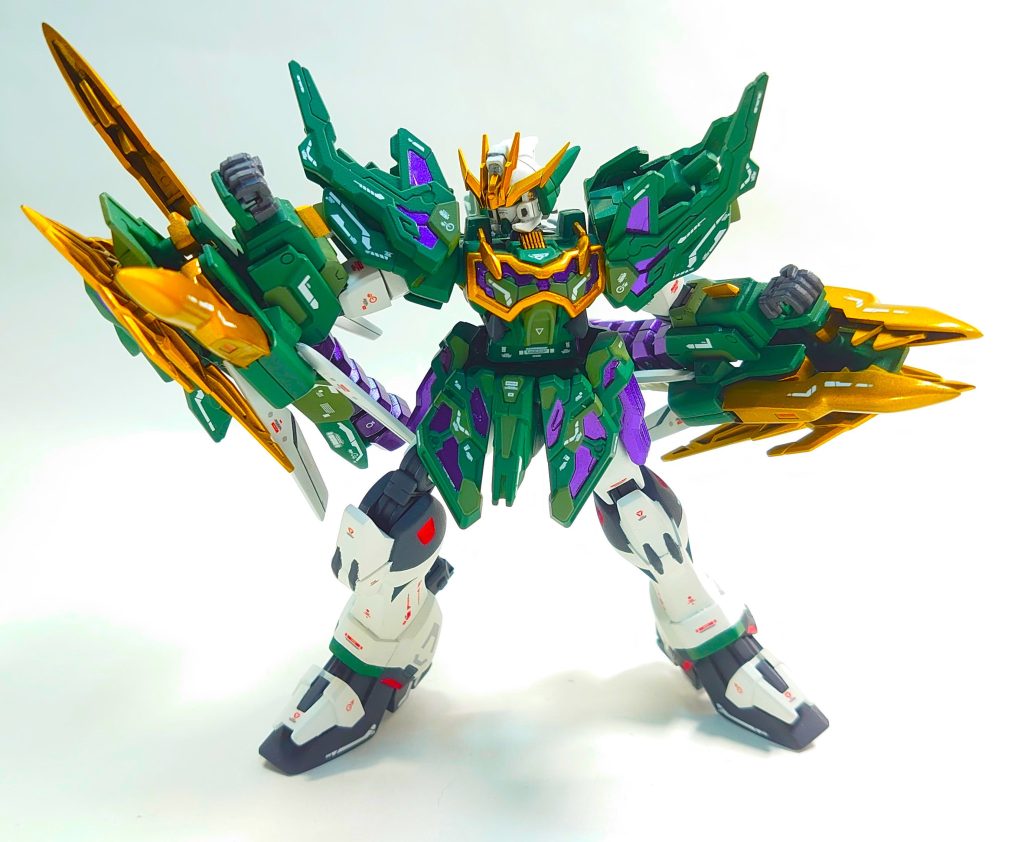 近接戦闘では両尾鋭槍での斬撃の他、両腕のドラゴンハングでの打撃も行います。ドラゴンハングを展開して相手を拘束し、そのままアームをしならせて叩きつけたり、捕まえた相手を引き寄せてドラゴンハングと拳で連続攻撃を仕掛けます。