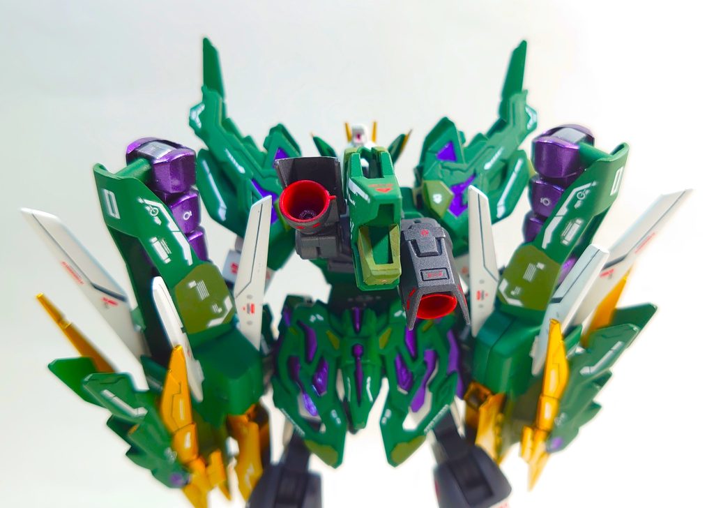 また、左右スラスターに挟まれるように装備されたテールブースターは上下にしか稼動しないものの、左右スラスターと同方向に向けて使用することにより、より強い加速を産むことが可能です。殺人的な加速から生み出されるドラゴンハングの打撃はとても強力な物となります。