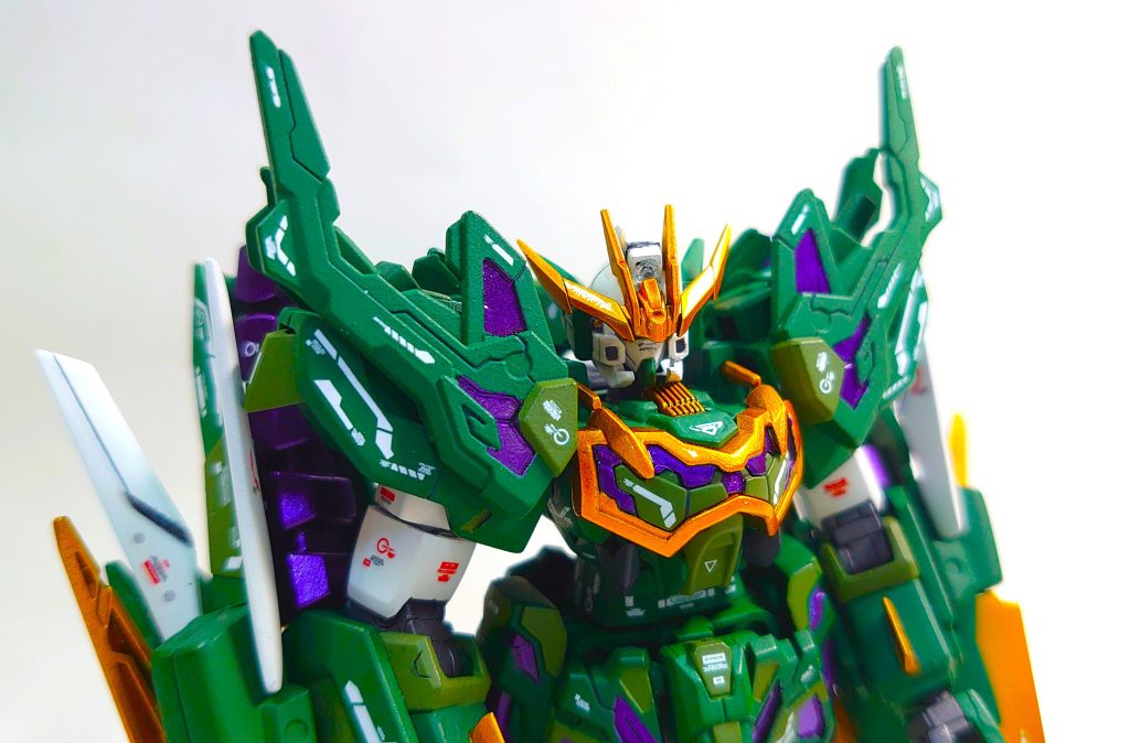 頭部アンテナはカレトヴルッフフェーダーに付いてきた、ウイングガンダムゼロ炎用の改造パーツを使用してます。下手な改造はせずに色を合わせただけですが、同じW作品の機体なためか、かなりマッチしているように思えます。