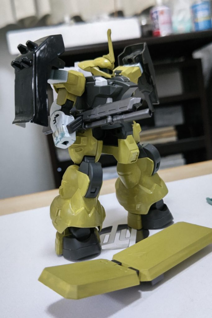 最後に、試行錯誤していた頃のボツ案を載せながらの感想です。今見るとこれはこれでアリなので次同じものを作るならこんな装備でも良いかもしれません。感想ですが、部分塗装で成形色を使って仕上げる、ということにここ数年ハマっていまして、いい具合に塗装を省き楽をしながら楽しく作れました、また宇宙世紀風○○、のような違う世界の機体を宇宙世紀に送り込む遊びをずっとやってみたかったため、ようやく納得出来るものが作れ大満足です。楽して作ることをコンセプトにしていたのにもかかわらず途中納得行くデザインにならず断念していたため、着手か完成まで気づけば1年が経っており、さらにGUNSTAの記事にするまでまた数ヶ月経っていたので、今見ると楽をするにしてももう少し丁寧に作りたかったな…といった部分がかなり多いです。9割ディランザ1割ギラドーガですが、悩んだおかげで、自分なりに纏まりの良い納得の行く、イメージ通りの機体になったのでそこら辺は良しとしましょう、気になる部分は次作るキットで頑張ることとします。丁度最近プレバンのキュアロンギラズールが届いたので、ディランザと並べようと思います。ホンモノの袖付きを増やすなり、エセ袖付きを自分で作って気長に部隊を作るなり、袖付きは種類も多いので想像するだけでも楽しいですね! 機会がありましたら、またどこかで見ていただけると幸いです、最後までご覧いただきありがとうございました!