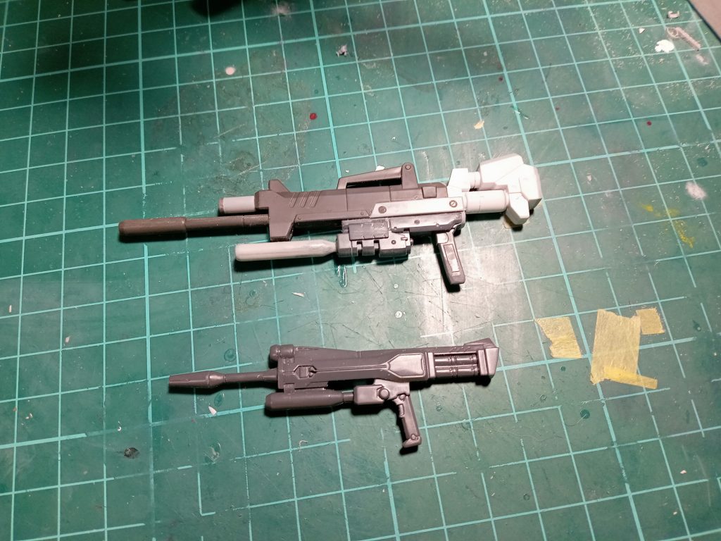 ビームライフルがキットのものでは少し小さい感じがしたので、ジャンクパーツで作ってみました。