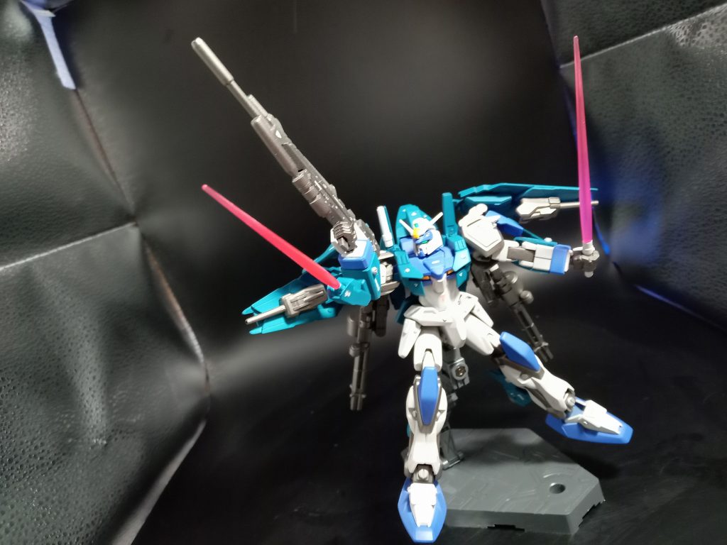 左腕にはマシンガン？。右腕にはビームサーベルを仕込みました。