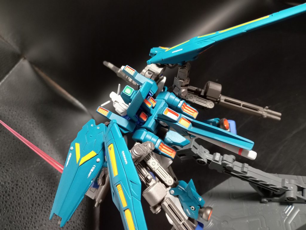 プレバンのガンダムジェミナス用の拡張パーツを使いました。武装が多くなってしまいなんか飛べそうもない機体になってしまいました😿