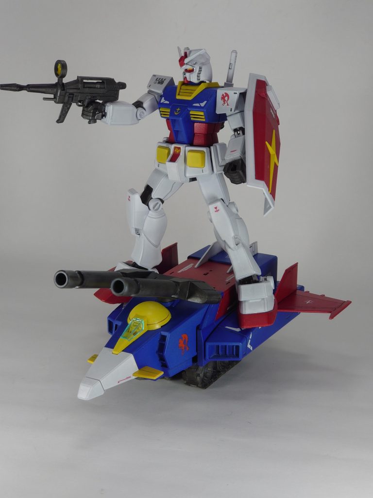 最後はガンダムを上に乗せて1枚本当は他の形態の写真も撮ろうかとも思ったのですが、塗装がハゲるのが怖くて変形させるのは断念しました💧Bパーツ絡みの変形が特にギチギチになるのでまあ怖い怖い😅最後までご覧頂き、ありがとうございました！！