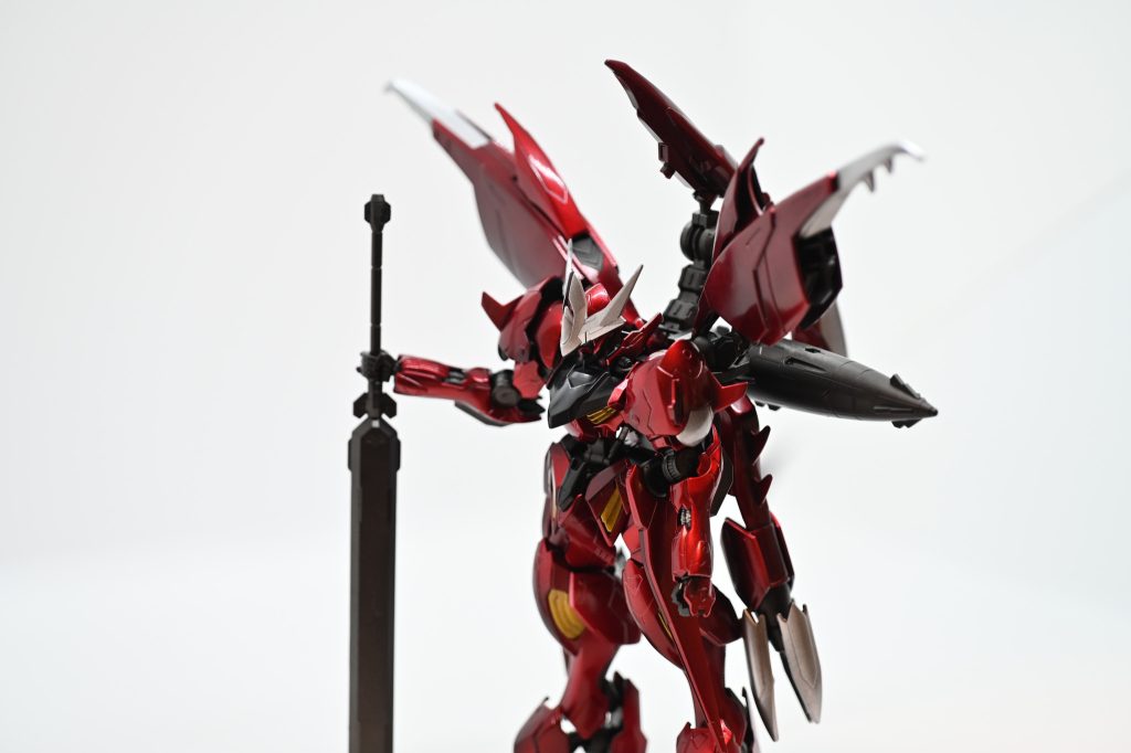 剣を杖代わりにしないと自立しない…。重すぎんだろ背中ぁぁぁぁ泣