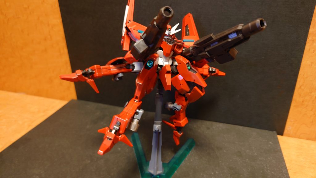 オックスアースにより地球のテロ組織に供与された機体のうち一つで、増加ブースターと大火力による一撃離脱戦法を得意とします。デカくて撮影ブースに全く入らないです。