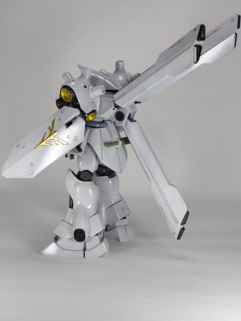 背中のバインダーがとにかくデカい!だがそれがイイ!!上半身等、新規パーツが多めで作り手としてはニンマリしてしまいますw