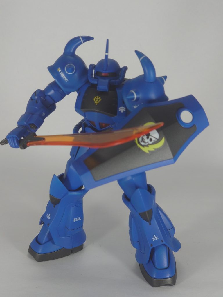 製作するにあたって、原作ゲームでの仕様を再現したかったのでグフカスタムの腕と三連装ガトリングをミキシングしています。元のグフの肩パーツやシールド等と上手く合わせられたかな?と個人的には満足してます。