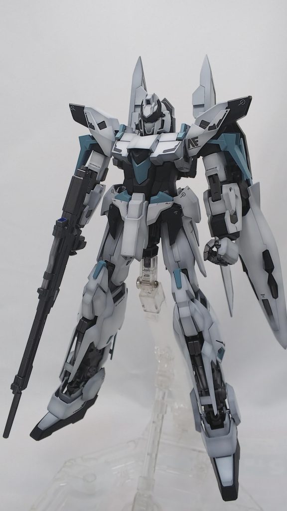 全体、ガンダム感を無くすためにボディや肩、腕の色配置を変えてます。