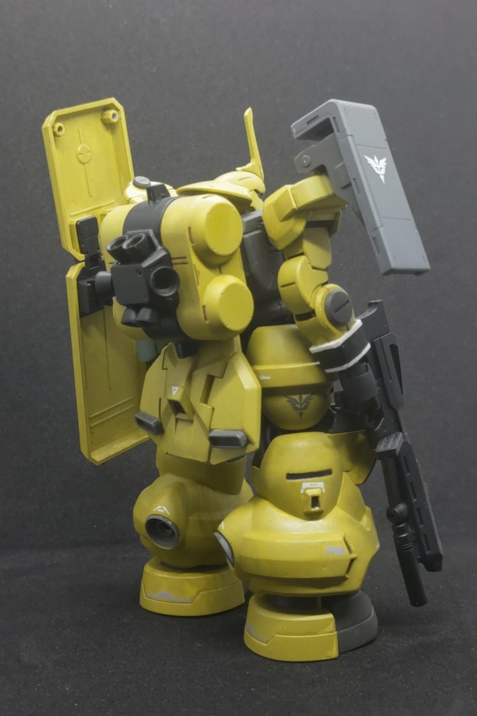 背面です。大体のことは最初のうちに書いてしまいましたが、後ろから見ると、バックパックがギラドーガなのでかなり見た目が変わっていると思います。ディランザ独特のバックパックやふくらはぎのスラスター等、宇宙世紀らしくないパーツはなるべく無くし、ギラドーガや他のものに置き換え&それっぽく誤魔化して、宇宙世紀のふりをさせています。