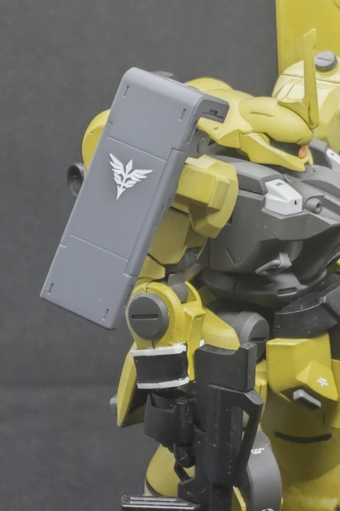 この機体の本体にしてチャームポイントの袖です。パテを盛り形を整えた上から極薄のプラ棒 (棒なのか?) を貼り付け作りました。肩のシールドはディランザのシールドの付け根に、システムウェポンのザクのシールドを接着しています、ディランザの関節パーツと大きく色も変わらなかったため、成形色のまま、ヒケ処理とスミ入れ&デカールで仕上げています。今回、システムウェポンの武装は使用しませんでしたが、ギラドーガの方のシールドも合わせてシュツルムファウスト山盛りにするのも面白そうですね!