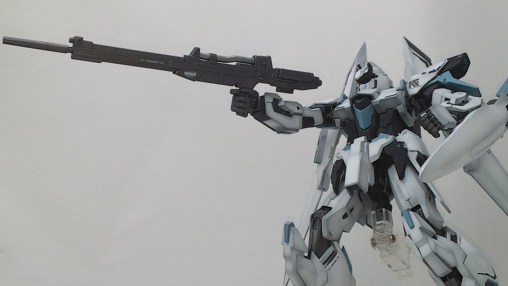 股関節の可動が狭めなので派手なポーズは取れませんが ACTION！