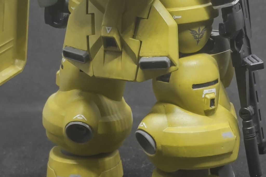 背面の脚の方です。全体的にパーツひとつひとつが大きいので、スラスターを置き換え、増やし、黒く塗りつぶす等、寂しく無いように気を使っています。特にリアスカートは大きいので、装甲裏を塗りつぶすとひと手間加えた感が味わえてなかなか楽しいです。デカールも上半身に比べ気持ち多めを意識しています。右太腿にはネオジオンマークを貼りました、本当はもう少し目立つところに大きく貼りたかったのですが、意外と貼れる面が全身に無く、太腿になってしまいました。……が、胸部やシールド、袖でネオジオンアピールが十分に出来ているので、あまり主張の激しすぎない場所で、かつネオジオン要素の少ない下半身に貼ったのは結果的に正解だったかもしれません。ネオジオンマークがなければ下半身はただの黄色いディランザですからね。