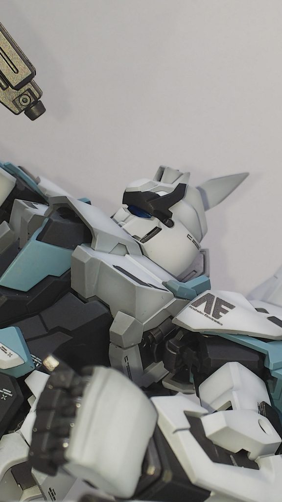 カメラアイなどのセンサー類はクリアブルーを