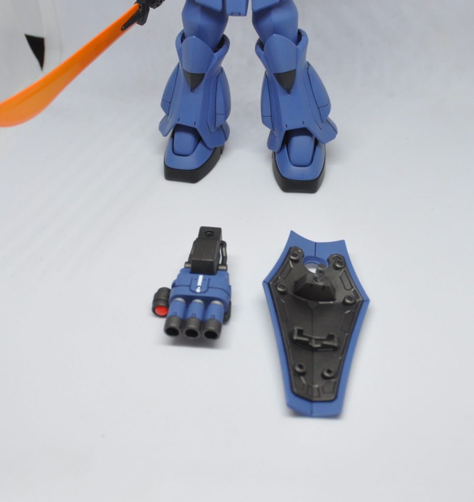 シールドと三連ガトリングシールドは余剰パーツとして入っているR35のモノを使用。接続基部以外は無印グフのモノと変わりません。接続基部的にこっちのほうが三連ガトリングに装着しやすそうだという程度の理由で採用。続部基部周辺の肉抜きをプラ板で埋め、ダボピンの長さが足りないのを、内側に空いている1mm穴利用し、真鍮線を通して補強しつつプラ棒で延長。ガトリングは当時の設定画というかゲーム内モデリングを参考に色分け。銃身はよく見ると、基部付近がシルバー、真ん中ブルー、先っちょブラックだったので塗り分け。先っちょは煤汚れの表現だったのかしれませんが。ガトリングのセンサーは元々非クリアパーツですが、一旦3mmピンバイスでレンズ部分の凸造形をくり抜き、それだけだと幅が足りないので、リーマーで穴を広げる形で凸造形を除去。そうするとセンサー裏の穴と貫通するので、3mm丸プラ棒を突っ込んで穴を適当な深さでふさぎつつ、接着用の土台として、そこに貼り付ける形でHアイズレッドに置換。