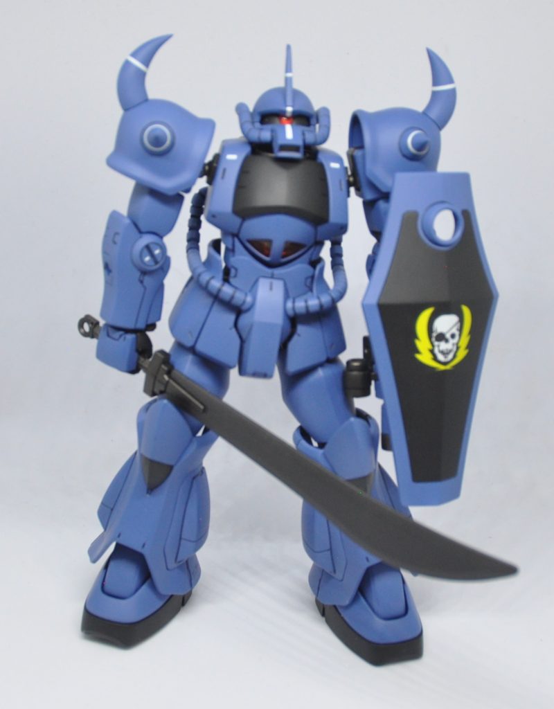 ヒートソード非加熱状態。元々二刀流だったグフR35の流用キットなおかげで、左右分のヒートソードが入っている事を利用して、刀身パーツを差し替えて加熱状態と、作中でも披露していた非加熱状態を再現できるようにしました。非加熱状態の刀身は、材質の違いの表現を意図して、他のフレーム部等のガンメタリックとは異なり、GXカラーのグラファイトブラックを使用してみています。