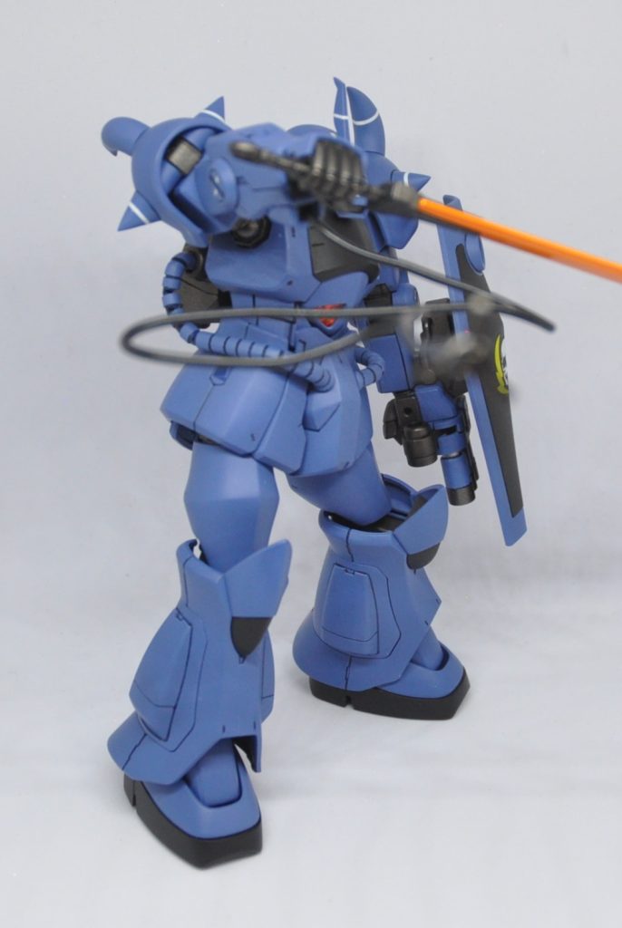 右腕のヒートロッドは、板状の柔らかプラを切った貼ったして作った「受け」を基部内に接着して、グフカスタムのヒートロッドを装着出来るように。あまり知られていませんが、当時から左手のガトリング同様、右手のヒートロッドもカスタムと同型に変更されている設定です。「機動戦士ガンダム外伝 コロニーの落ちた地で… 戦術マニュアル」という、登場メカのビジュアル面に力の入っている、当時の攻略本で確認できるのですが、逆に言うとそれ以外に確認できる資料が見当たらないんですよね。もっとも、当時の設定だと、後期に生産されたタイプは改良された結果固定武装が変更されているという扱いで、現地改修でグフカスタムの武装を移植したとかではないんですよね。後期バージョンのグフは普通にこうだった、みたいな。このヒートロッド基部は、差し込むリード線と、収納状態のヒートロッド先端部のダボピンとで太さが違うので、2枚の径が違う穴をあけたプラ板を前後に貼り合わせて作っています。HGUCグフカスタムのヒートロッド基部も、よく見ると穴が二段になっていたりします。