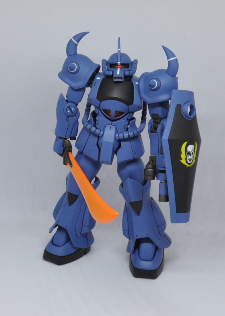 正面ヒートソードがウニョンとのびるランバ・ラルのグフと異なり、常に手持ち状態で携帯し、固形の非加熱状態の刀身が発熱する、コロニーの落ちた地で仕様のグフの表現上の差別化として、クリアオレンジの刀身を一度メタルイエローで塗った上に、クリアの蛍光オレンジを重ね、「不透明の」刀身としました。左腕のガトリングが時々勘違いされるのですが、グフカスタム同様に「肘が前に曲がる状態」での側面に装着されているため、「肘が左右に曲がる状態」がデフォルトの無印グフにおける「腕の側面」とは装着位置が異なり、シールド用の接続基部は利用できなかったりします。またそのような事情から、コロ落ちのグフの立ち絵は「右腕は肘が左右に曲がる状態」「左腕は肘が前後に曲がる状態」になるという、ちょっと変わり種な姿勢になっています。