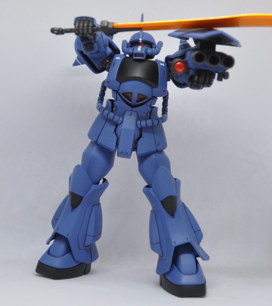 設定通り右手のヒートロッドと左手のバルカンが、グフカスタムのモノと同様に置換された他、左手のマニュピレーターは通常版の手首になっています。グフR35の流用ゆえに余剰パーツに通常左手首が入っているのは助かりました。