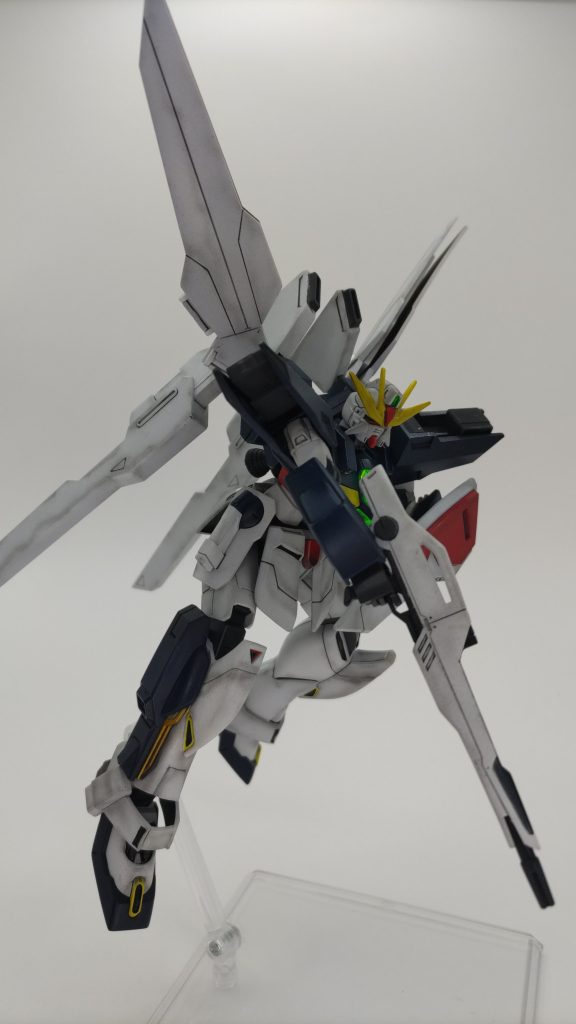 専用バスターライフルを構えて ライフルやサテライトキャノンなど、シールを使わないと1色成型のためマスキングが地味に大変でした