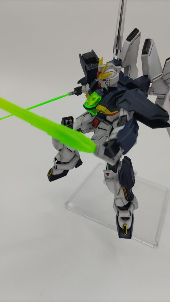 ハイパービームソード二刀流 上手く撮影できていませんが、ステラグリーンで塗装した後にクリアホワイトでグラデーションっぽく仕上げてみました