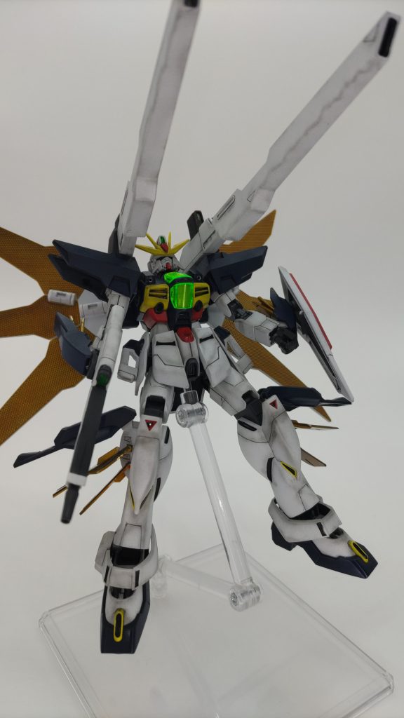 ツインサテライトキャノン、発射!本当ならブラックライトで光らせたかったのですが、蛍光塗料を薄く塗りすぎた上にクリア塗料を厚塗りしすぎてしまい全く光らなくなってしまうという失態。また、脚部フィン1枚を完成5分後に折ってしまい、接着ミスして塗装も剥げてしまうという2重失態。 いつか部品注文の在庫が復活したら、リアクターとフィンを全てやり直したい…