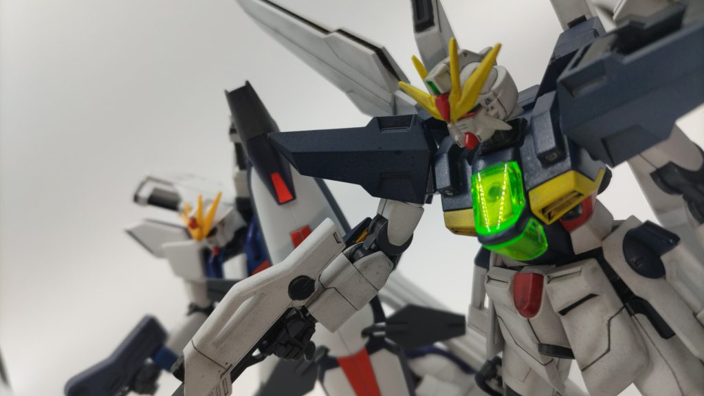 ガンダムエックスディバイダーと。腕・脚部のフィンが丸見えになっているや塗装必須箇所が多い等、仮組み時点では少々ガッカリした所が多いキットでしたが、完成させたらプロポーションも悪くなく大変満足できました。しかし会社のガンプラ仲間に見せるため持ち出した後、直射日光ではないものの炎天下の車内に放置したからか、ポリキャップ関節が緩々になってしまいポーズどころか立たせるのも難儀な状態に……取り替え以外に何とかする方法ものか………再来年はガンダムエックス30周年、エアマスターの再販や未だHGキット化されていないレオパルドやヴァサーゴ・アシュタロン等が気になりますね。