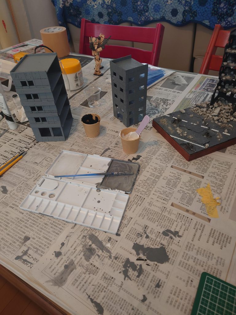 カラーボードで廃ビルを作ったので筆塗り