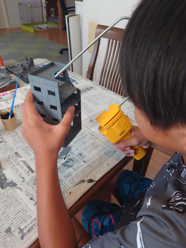 頑張って塗ったビルを破壊中😁その後の作業は撮り忘れ。ごめんネ。