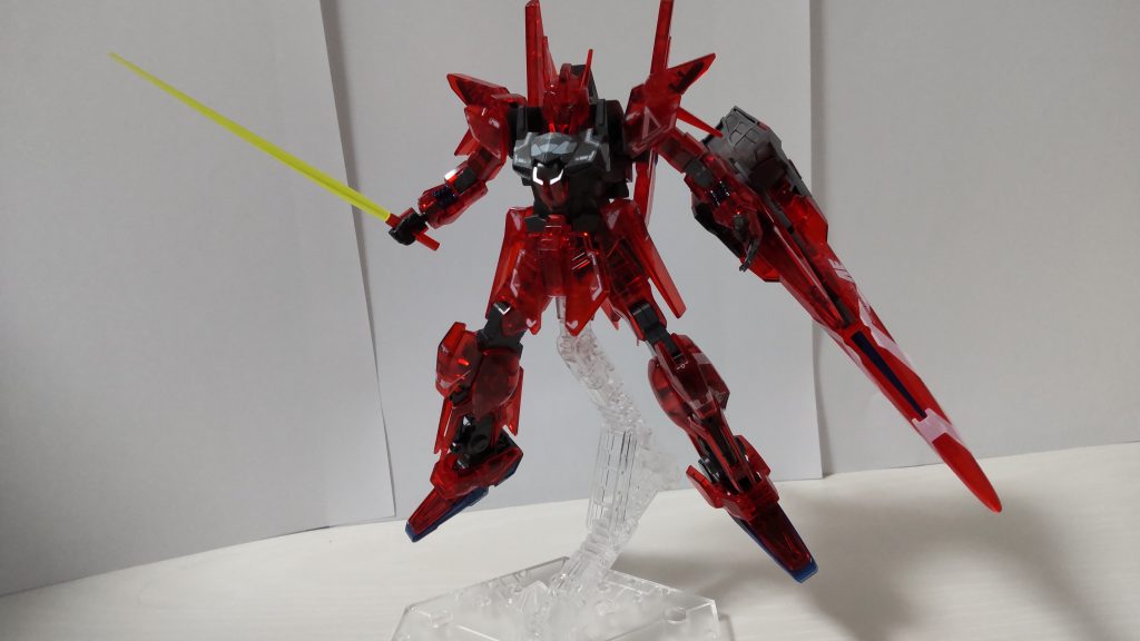 武器はビームライフル以外にシールドとビームサーベル(×2)がありました。赤い機体に黄色のビームサーベルは良く合いますね！シールドのデザインも好みです。