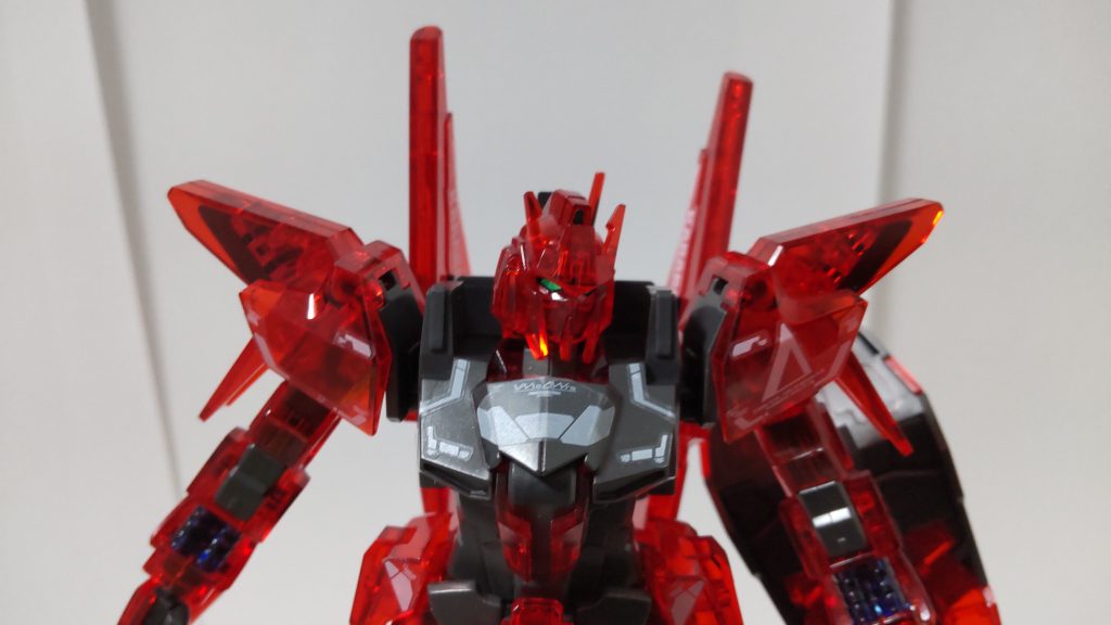 機体正面の写真です。正面は一番目につく部分ですので、ここはかなりシールの貼り方や位置調整を頑張りました。お顔もとってもかっこいい…！