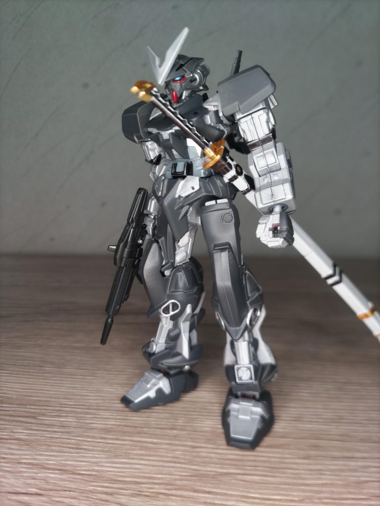 素立ち。いつも通りシール未使用にしてます。全体的に色合いはありかなと思うのですが如何せん、カメラアイが目立たない(泣)。刀はやっぱりかっこいいなボディの色合いと鞘の色があまりあってないかもですが今後の取り回しを考え落ち着いた感じにしました。そして白色塗装してないのでここが手抜きポイント