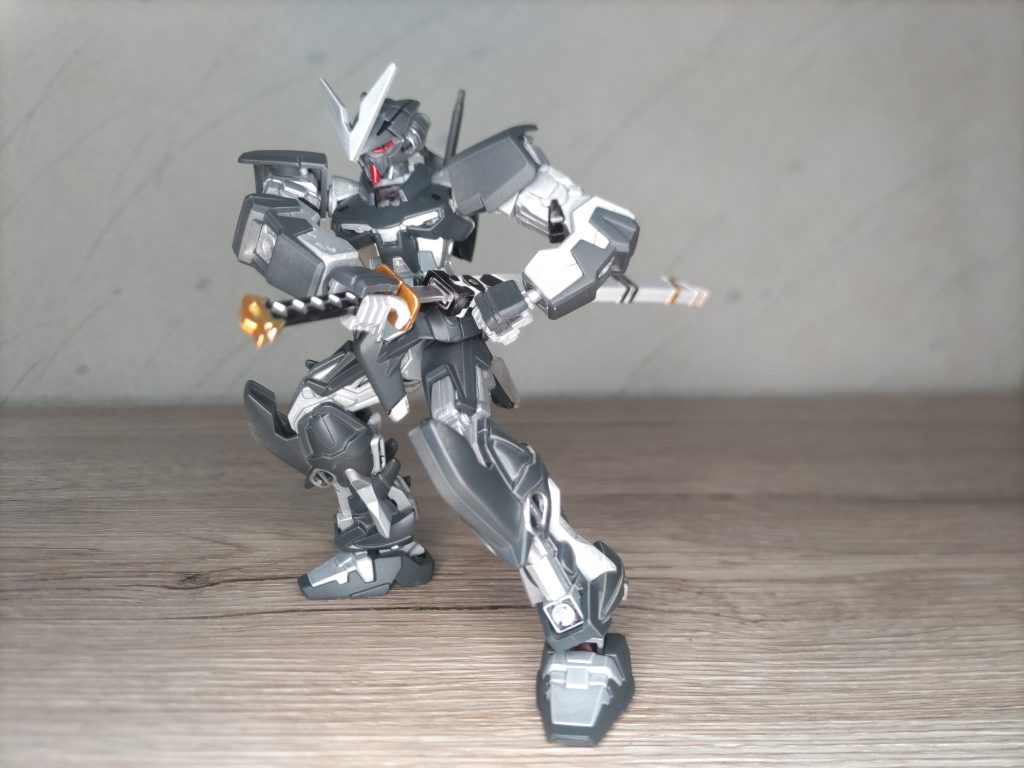 抜刀ポーズ。あえて指立てのグリップを使用。こっちのほうがなんか躍動感あって好きです。旧プラなので関節稼働はこれが精一杯。